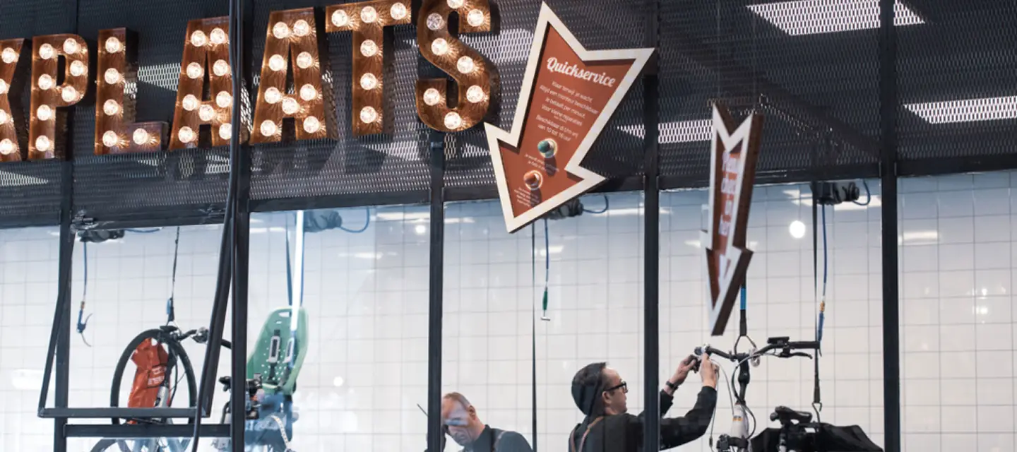 De werkplaats van Landewé, met de lichtletters boven de glazen wand