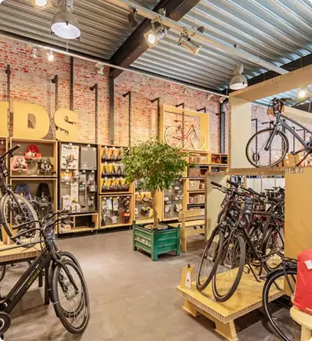 In de winkel aan de Broekheurnerweg: fietsen en accessoires tegen de bakstenen wand