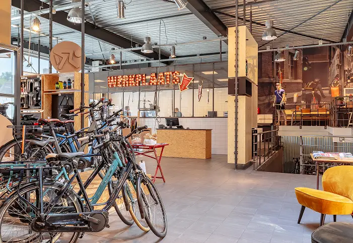 De balie van de werkplaats in de winkel aan de Broekheurnerweg