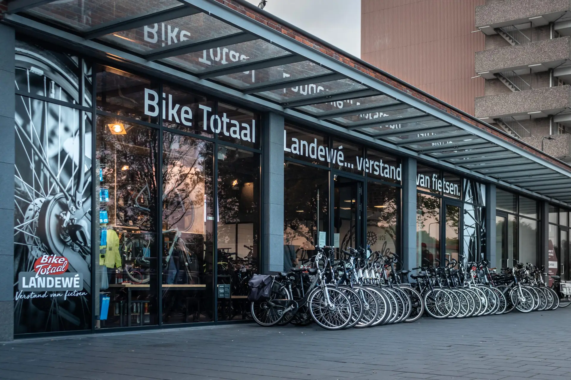 De winkel aan de Wesseler-Nering met de oude gevel