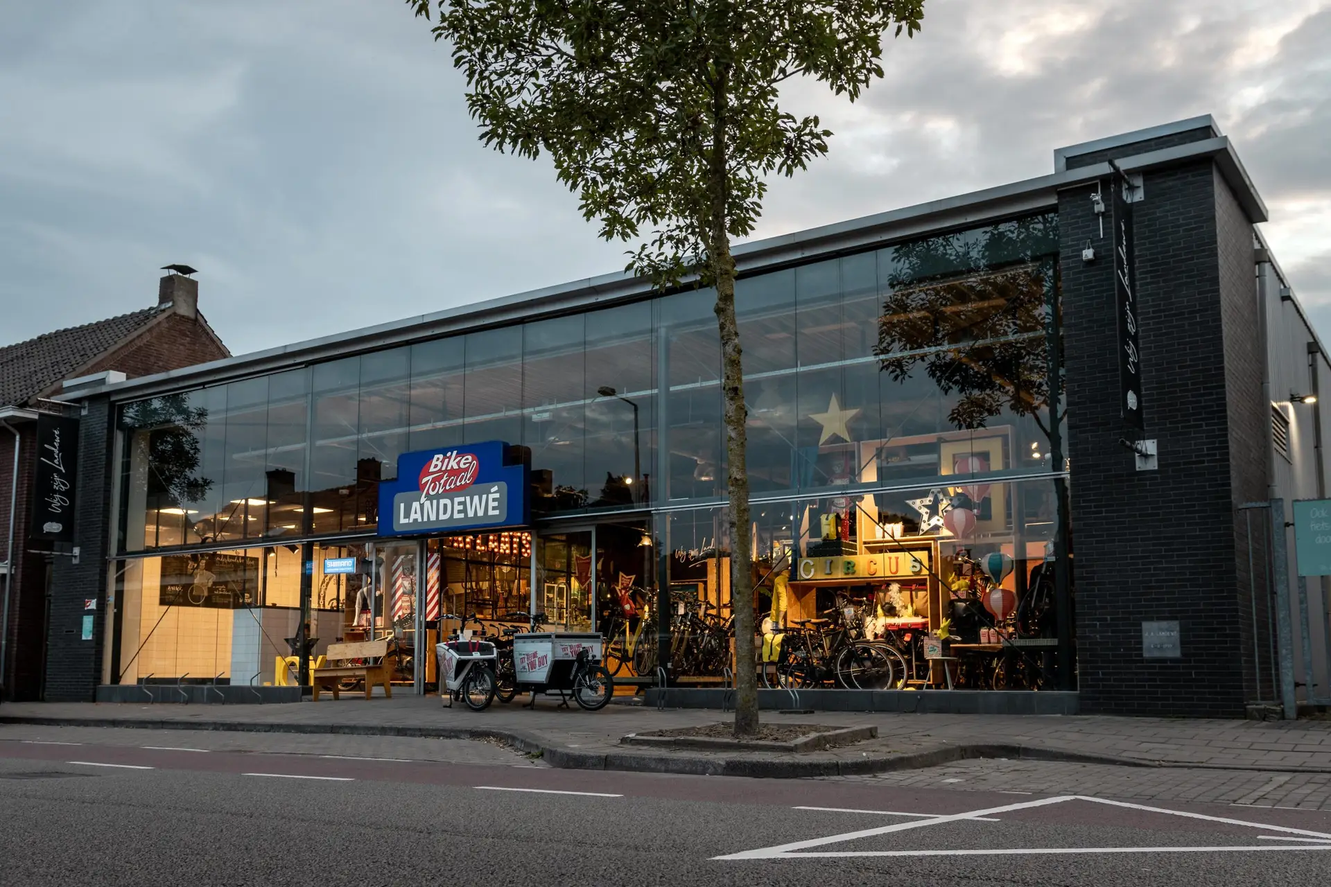 De winkel aan de Broekheurnerweg met de oude gevel, in de avond