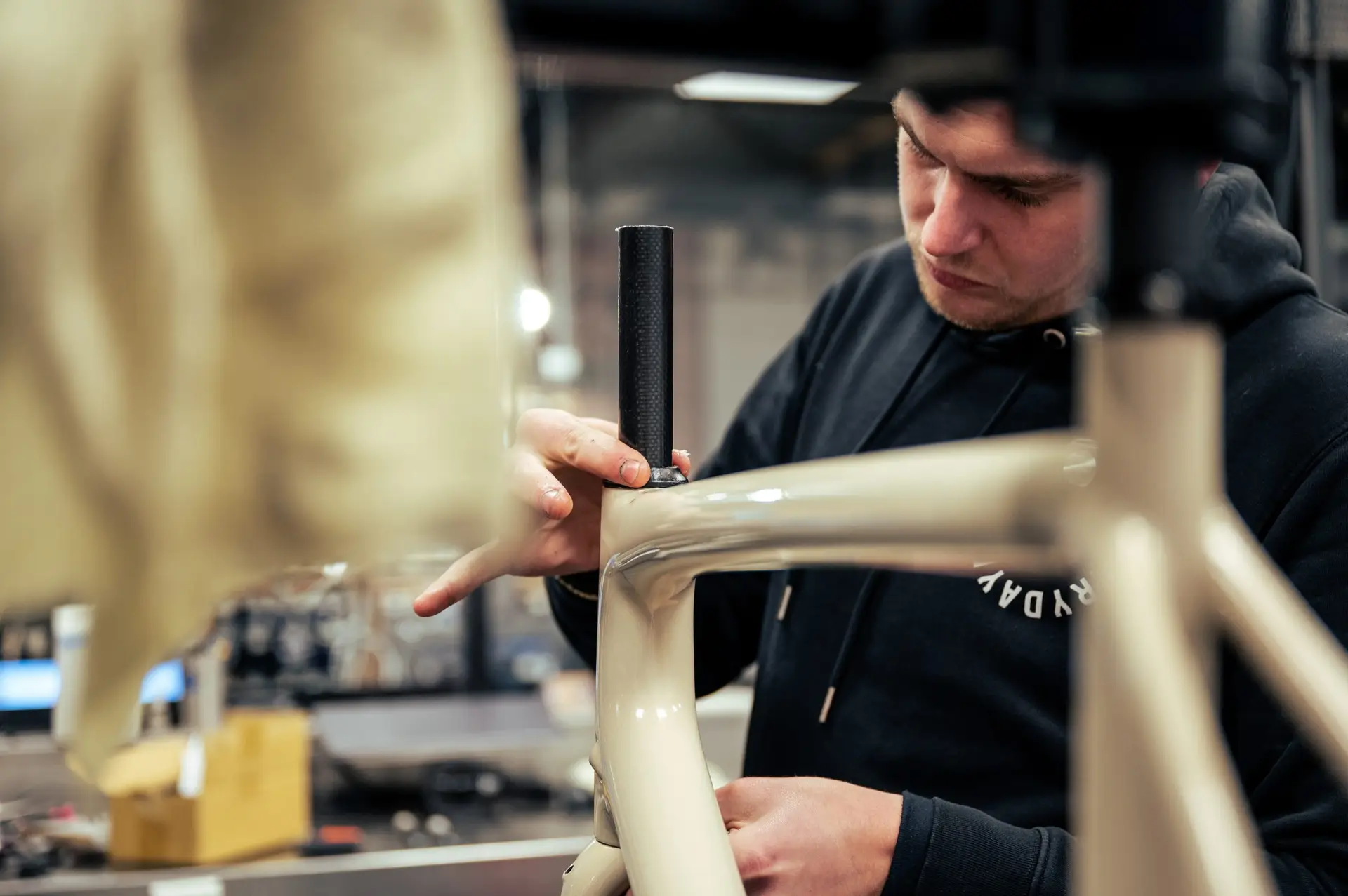 Een monteur werkt aan een frame in de werkplaats