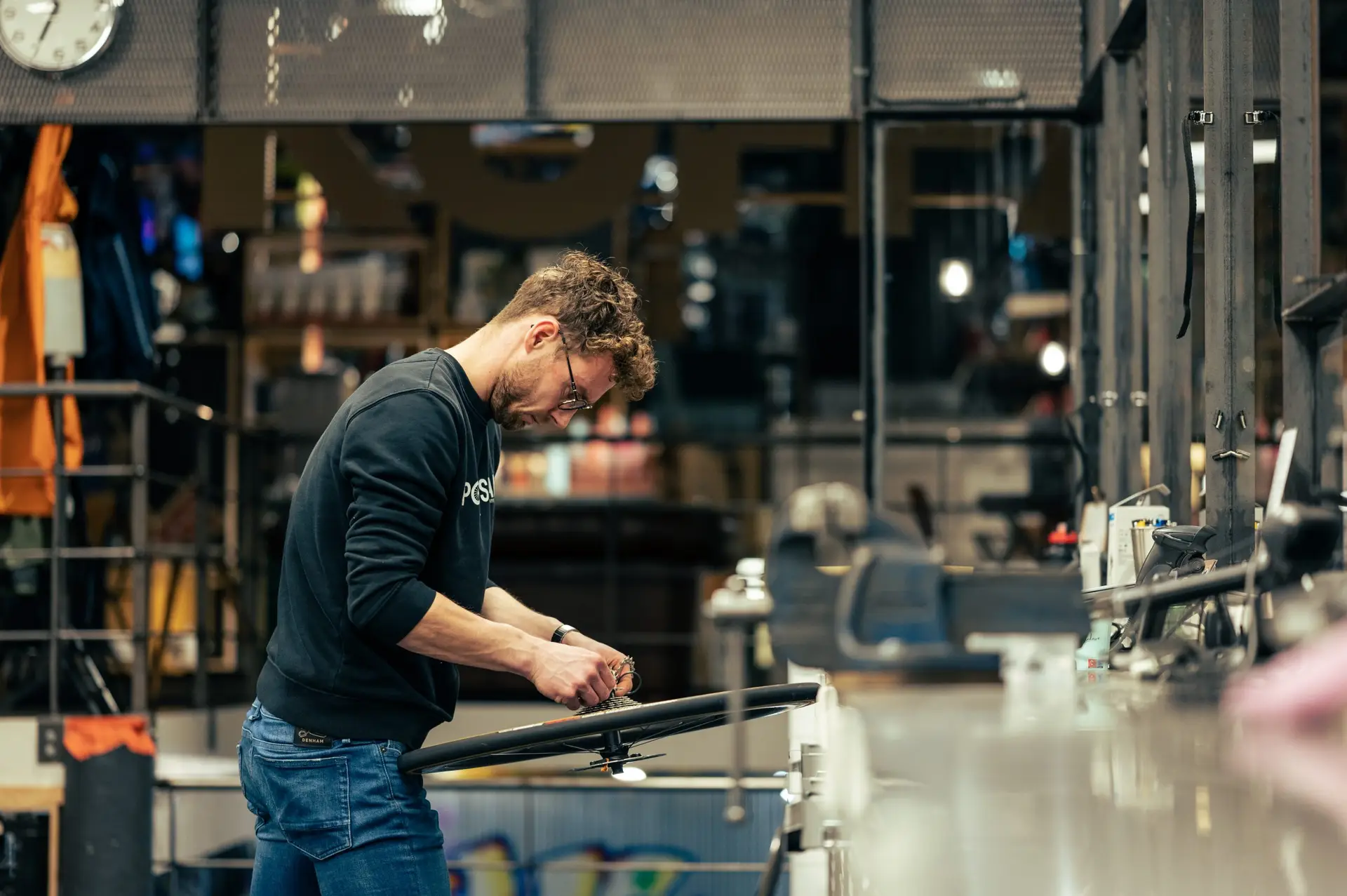 Een monteur aan de werkbank in de werkplaats