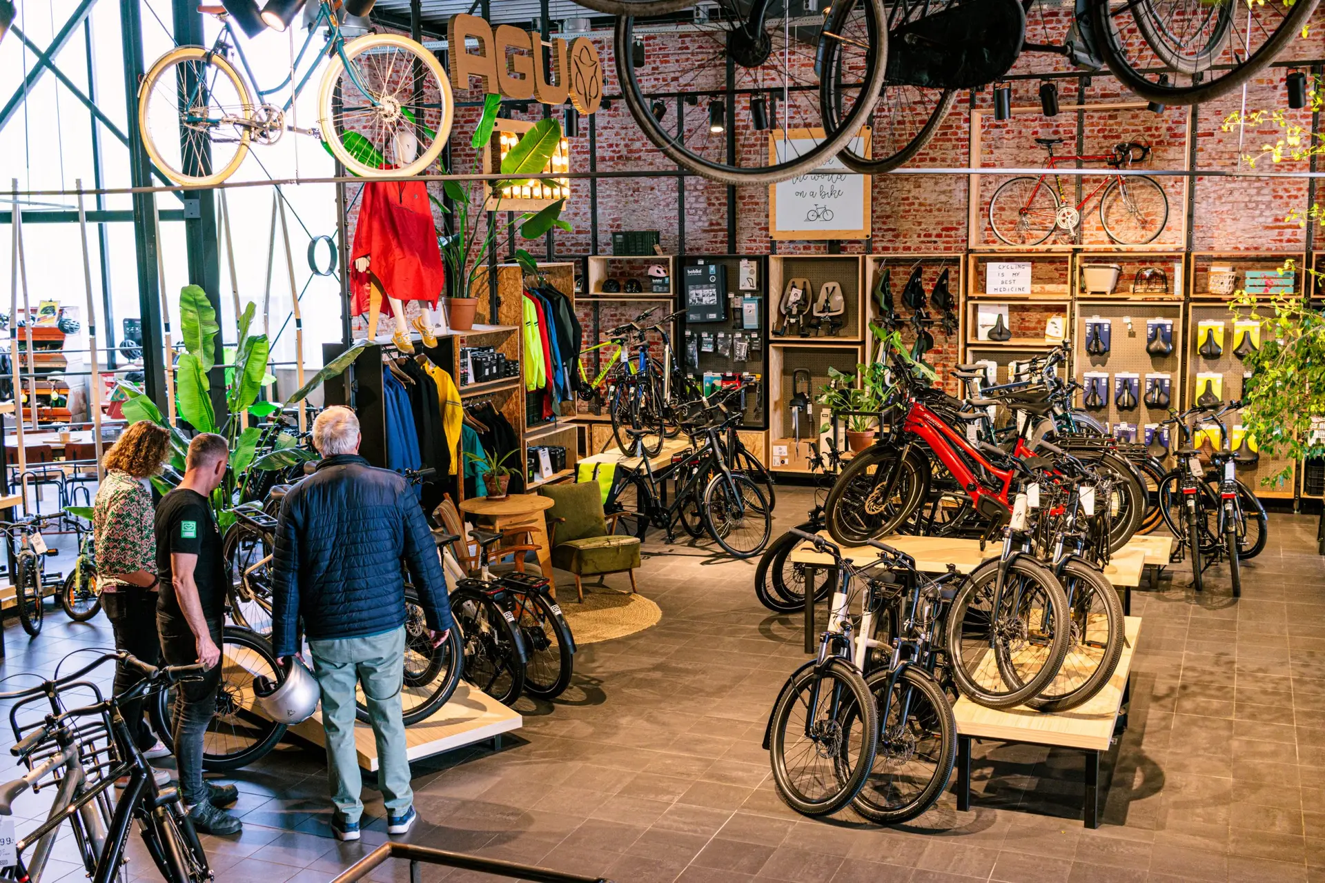 Klanten kijken rond tussen de fietsen in de winkel