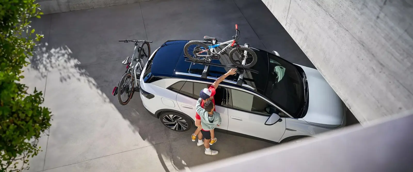 Een fiets gaat op de fietsdrager mee op de auto